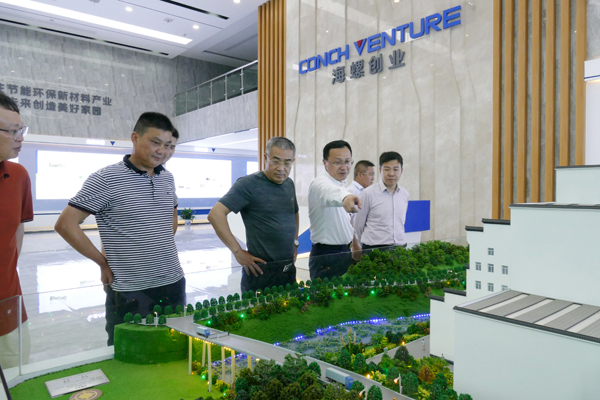 1590398515774524.jpg 參觀一樓VI展示廳.jpg