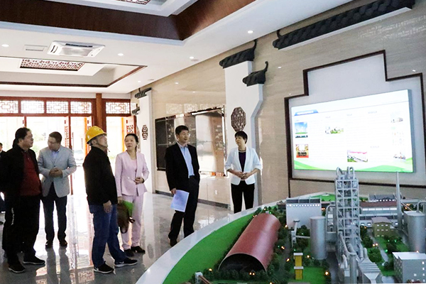 調(diào)研組參觀主廠房一樓展示廳、智能中央控制室01.jpg