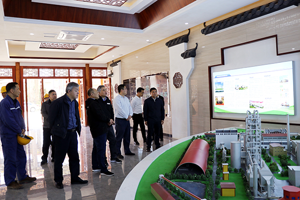 調(diào)研組參觀(guān)一樓展廳.jpg